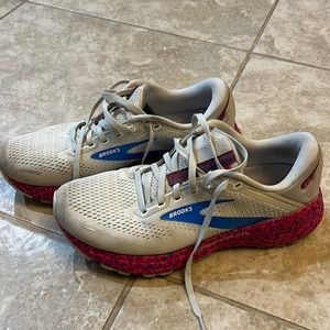 Brooks Adrenaline GTS 22 running shoe